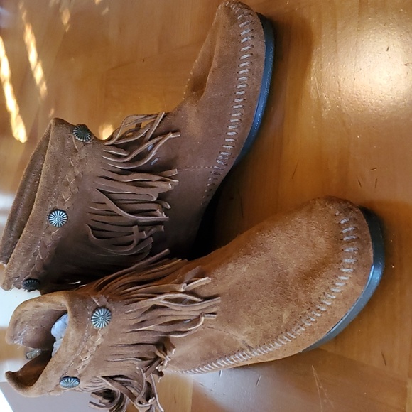 Minnetonka low moccasins with hard bottem - Picture 2 of 7